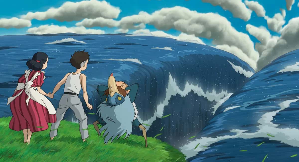 Mahito, une jeune fille et un oiseau bleu sur une colline herbeuse, face à une grande vague