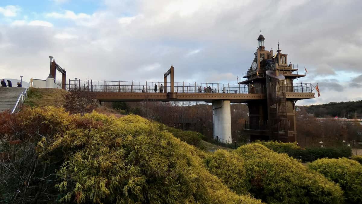 La Colline de la jeunesse au Ghibli Park, à Nagakute, près de Nagoya