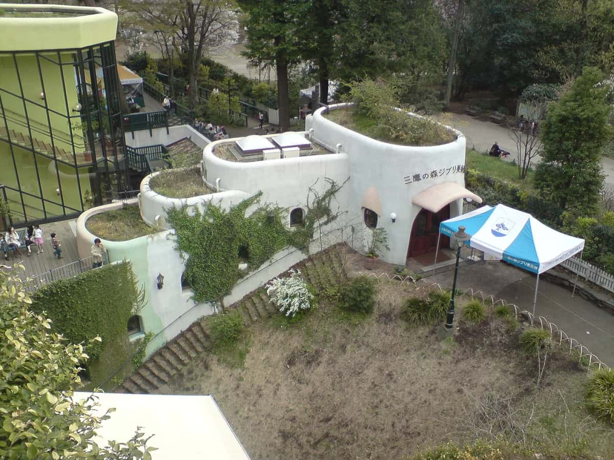 Le musée Ghibli de Mitaka vu d'en haut, avec ses toits végétalisés