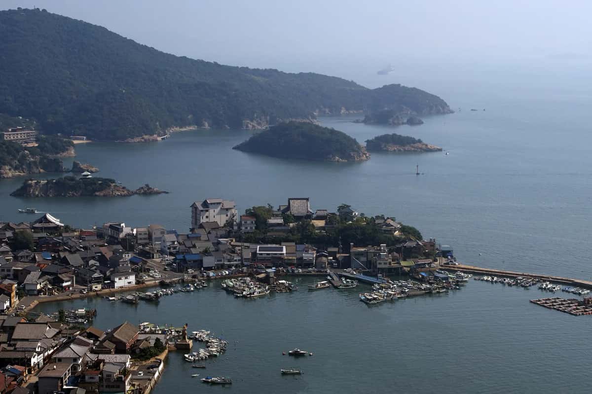 Le port de Tomonoura, à Fukuyama, et ses îlots vus depuis les hauteurs