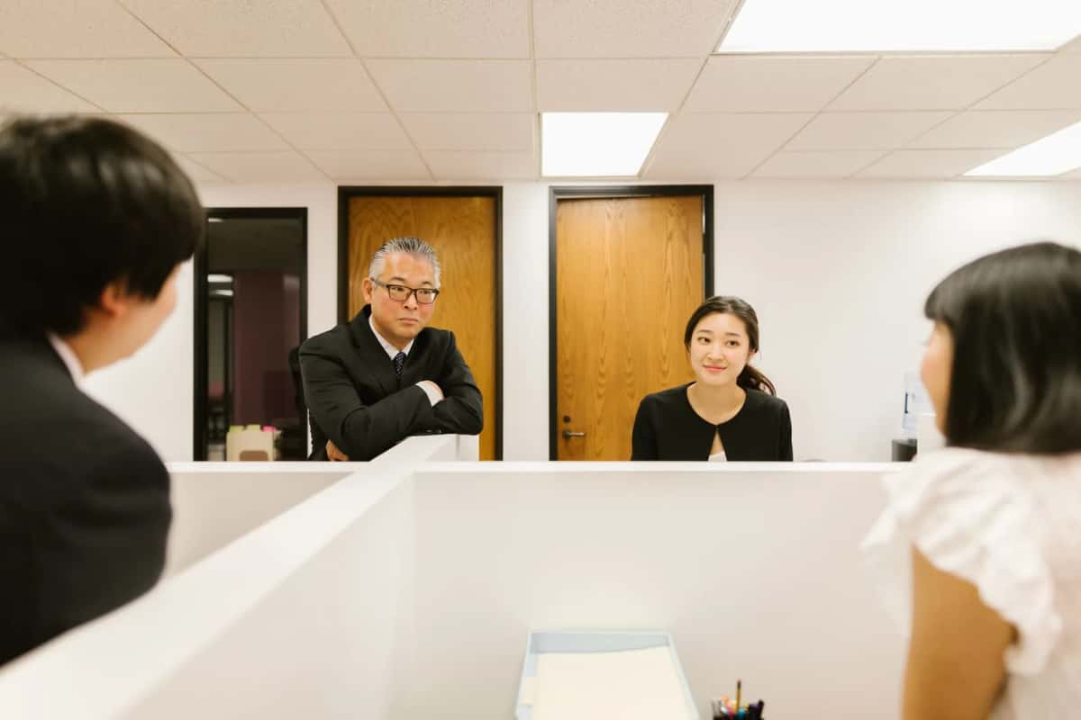Réunion de salariés japonais dans un bureau lumineux