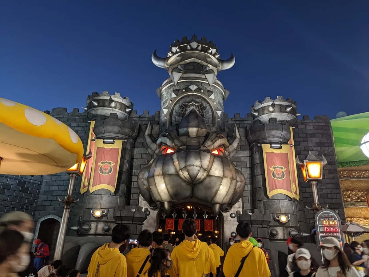 La façade du château de Bowser, entrée de l'attraction Mario Kart à Super Nintendo World, Osaka
