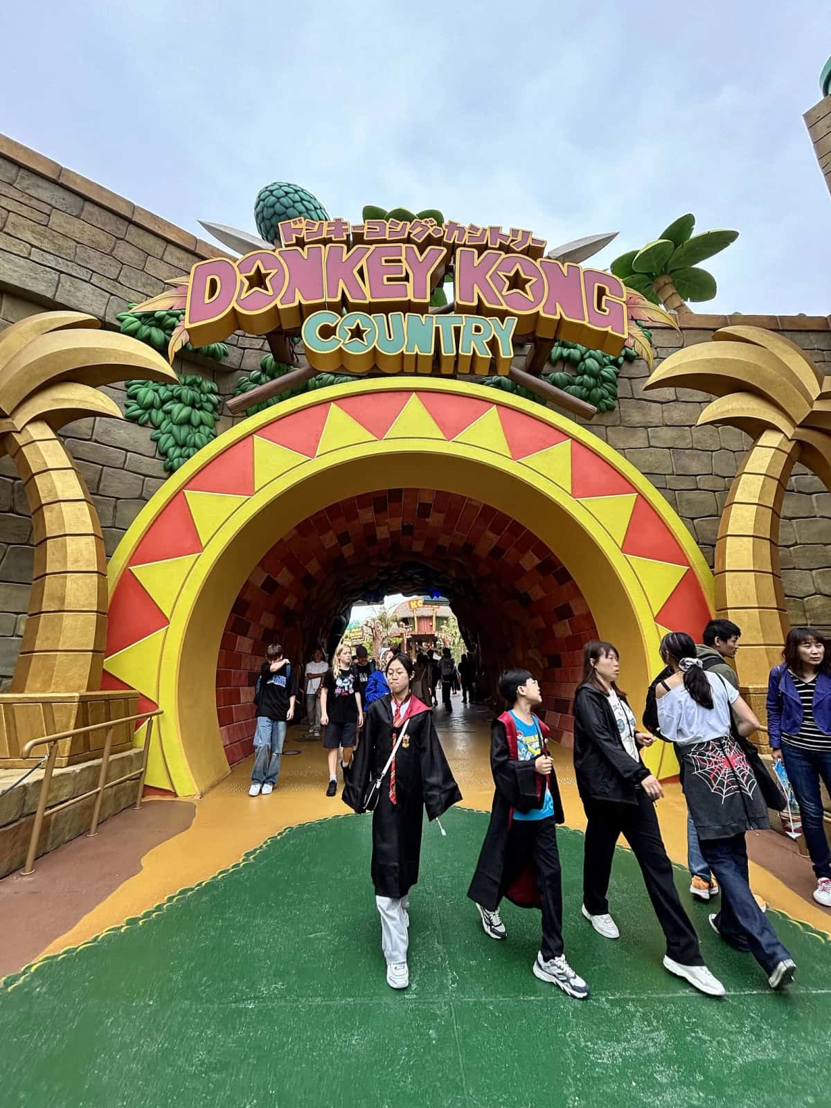 L'arche d'entrée de Donkey Kong Country, décorée de feuilles de palmier et de motifs en zigzag, à Universal Studios Japan