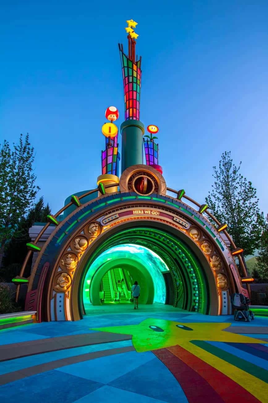 Le portail illuminé de Super Nintendo World à Epic Universe, à Orlando, au crépuscule