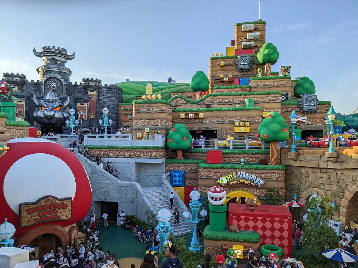 Le château de Bowser et les collines en blocs de Super Nintendo World, à Osaka