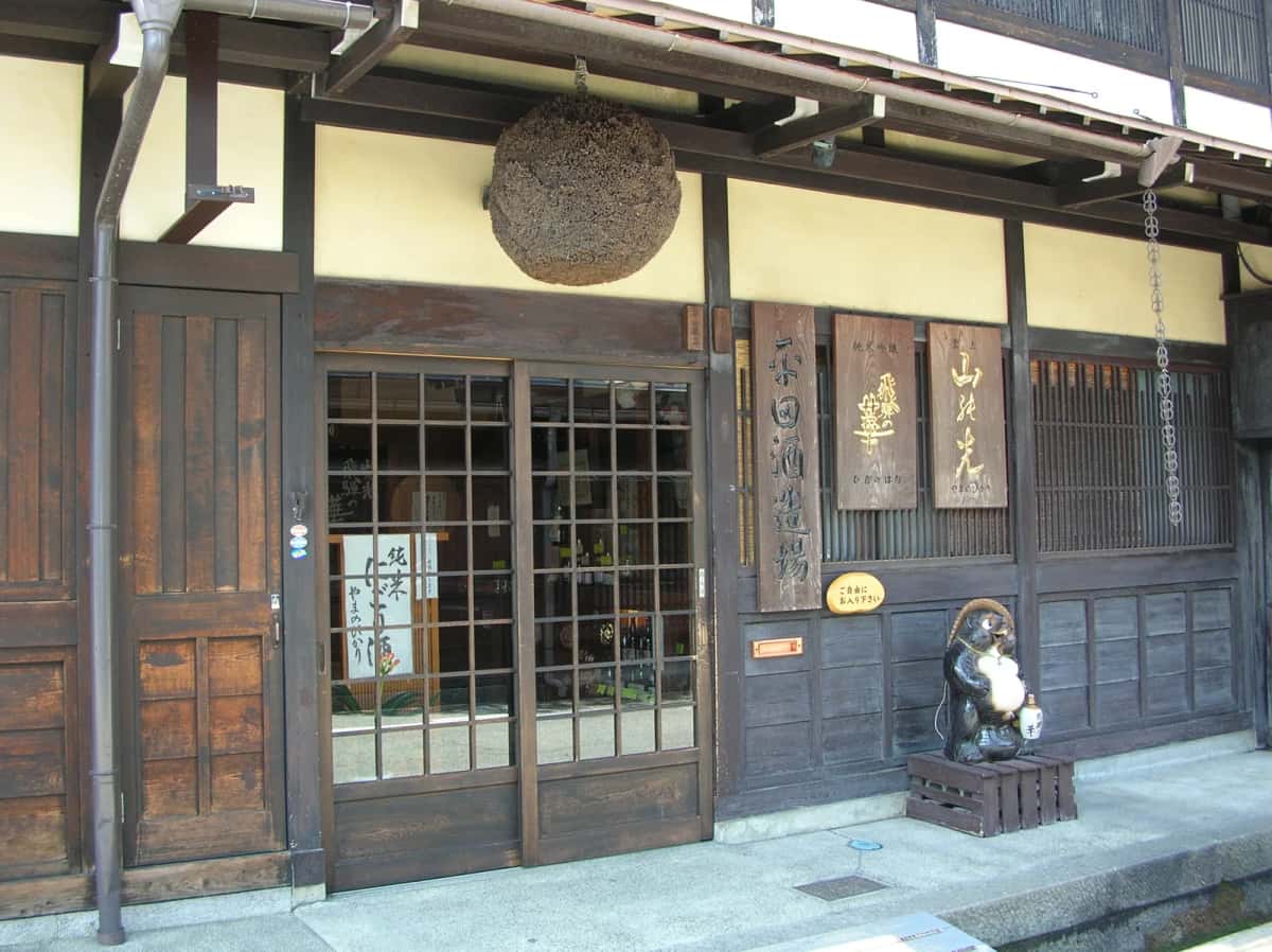 Boule de cèdre sugidama suspendue à la façade d'une brasserie de saké à Takayama