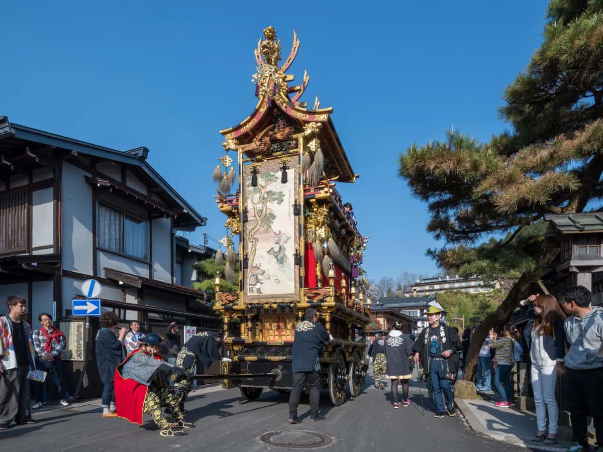 Char doré et laqué du festival de Takayama, tiré dans une rue de la vieille ville en plein jour