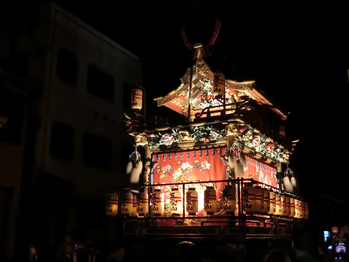 Chars du festival de Takayama éclairés par des lanternes lors du défilé de nuit