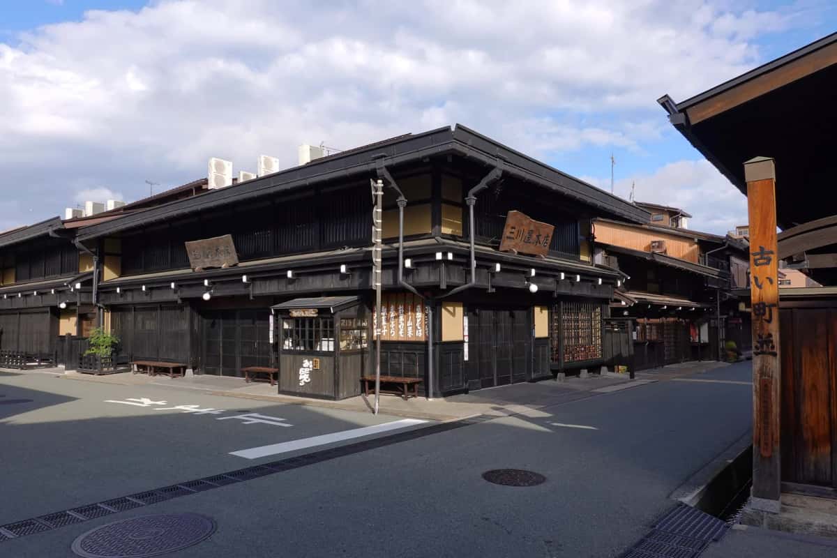 Maisons de marchands en bois sombre dans la vieille ville de Sanmachi Suji à Takayama