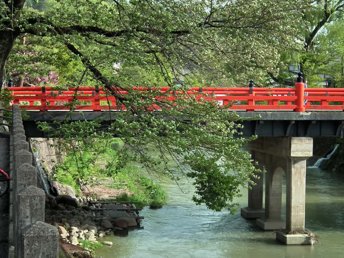 Le pont rouge Nakabashi sur la rivière Miyagawa, à Takayama