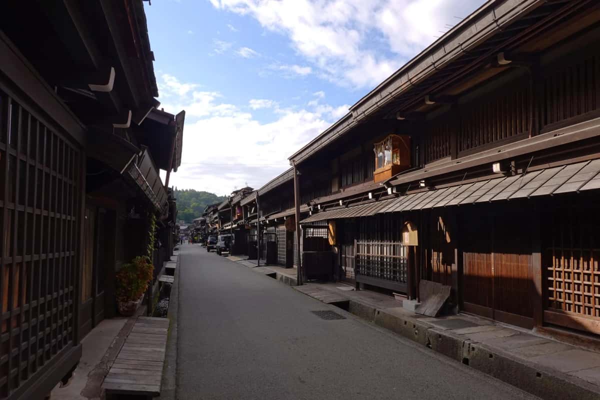 Rue Sanmachi Suji à Takayama, bordée de maisons de marchands en bois sombre