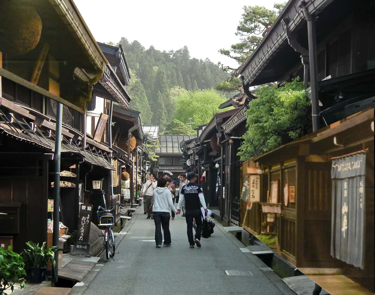 Promeneurs dans la rue Kami-Sannomachi, entre maisons anciennes en bois, à Takayama