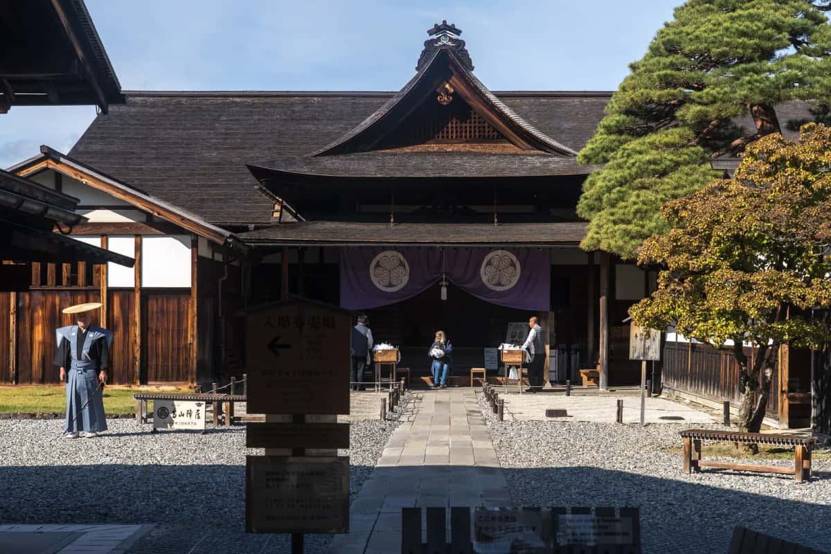Le bâtiment en bois et la cour de gravier de Takayama Jinya, ancien bureau du gouvernement d'Edo