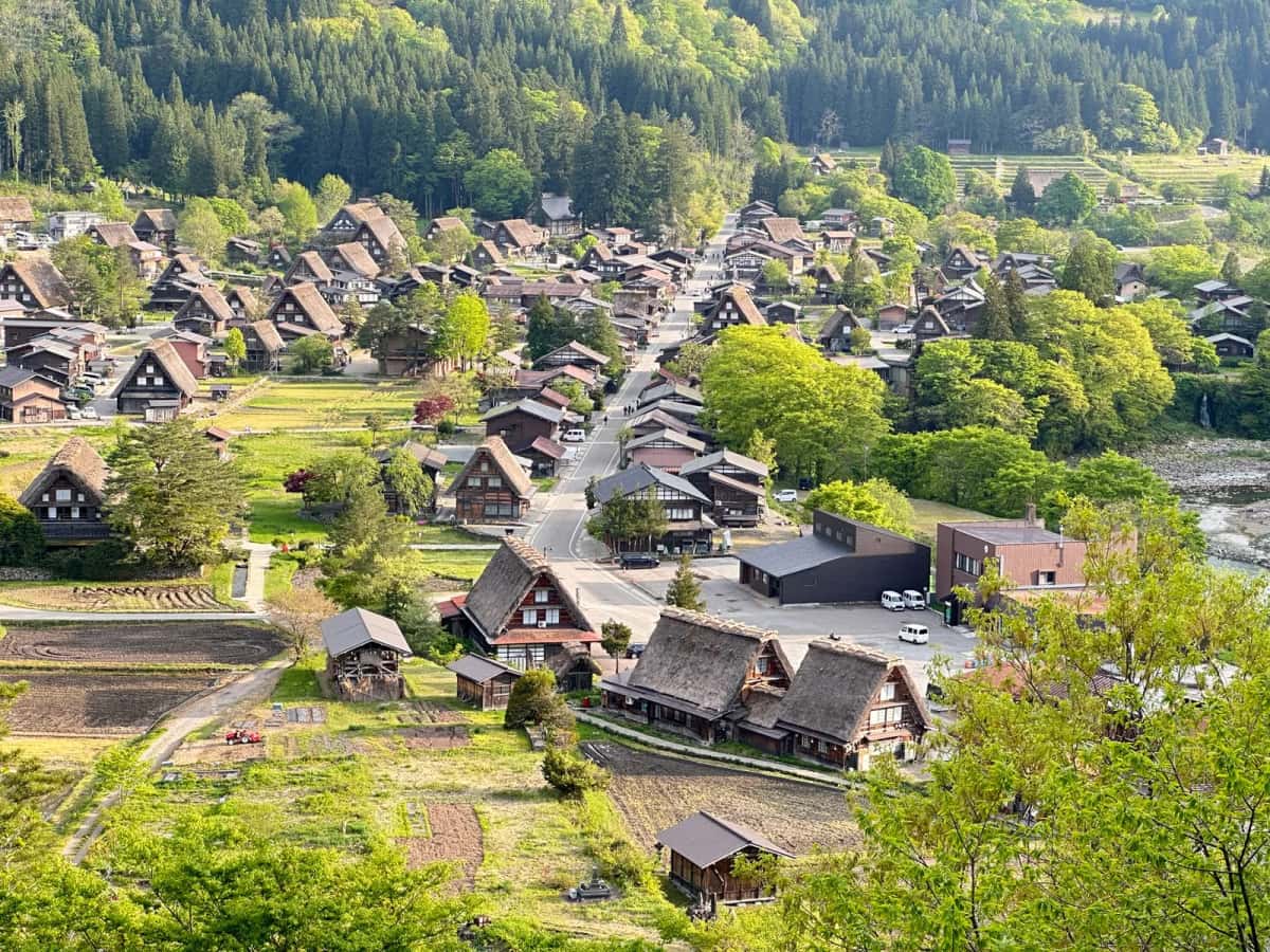 Le village d'Ogimachi à Shirakawa-go vu du belvédère, fermes gassho-zukuri aux toits de chaume