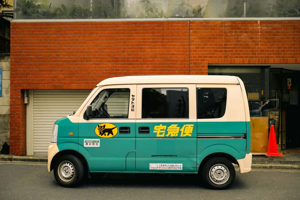 Camionnette de livraison Yamato Transport marquée 宅急便 garée dans une rue de Tokyo