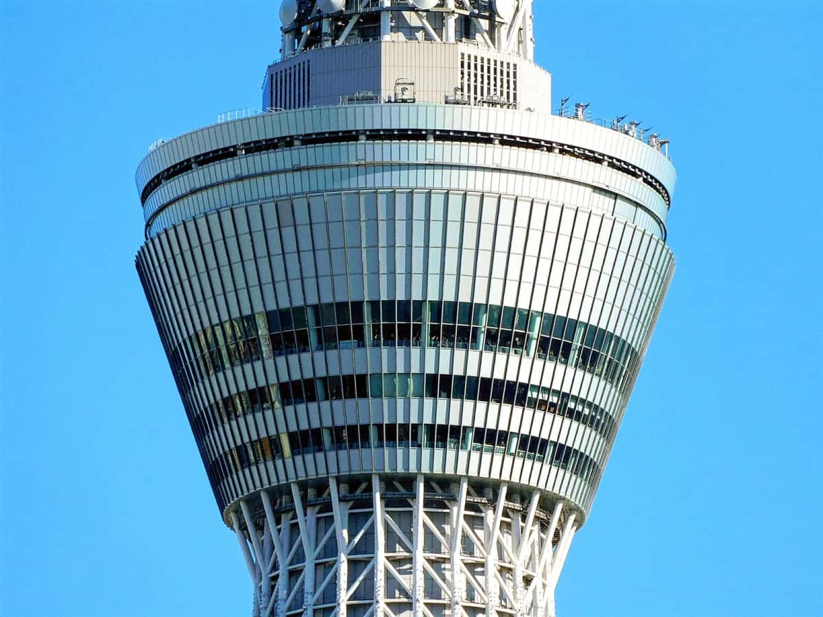 Les baies vitrées de l'observatoire Tembo Deck, à 350 mètres, en haut du fût en treillis blanc de la Tokyo Skytree