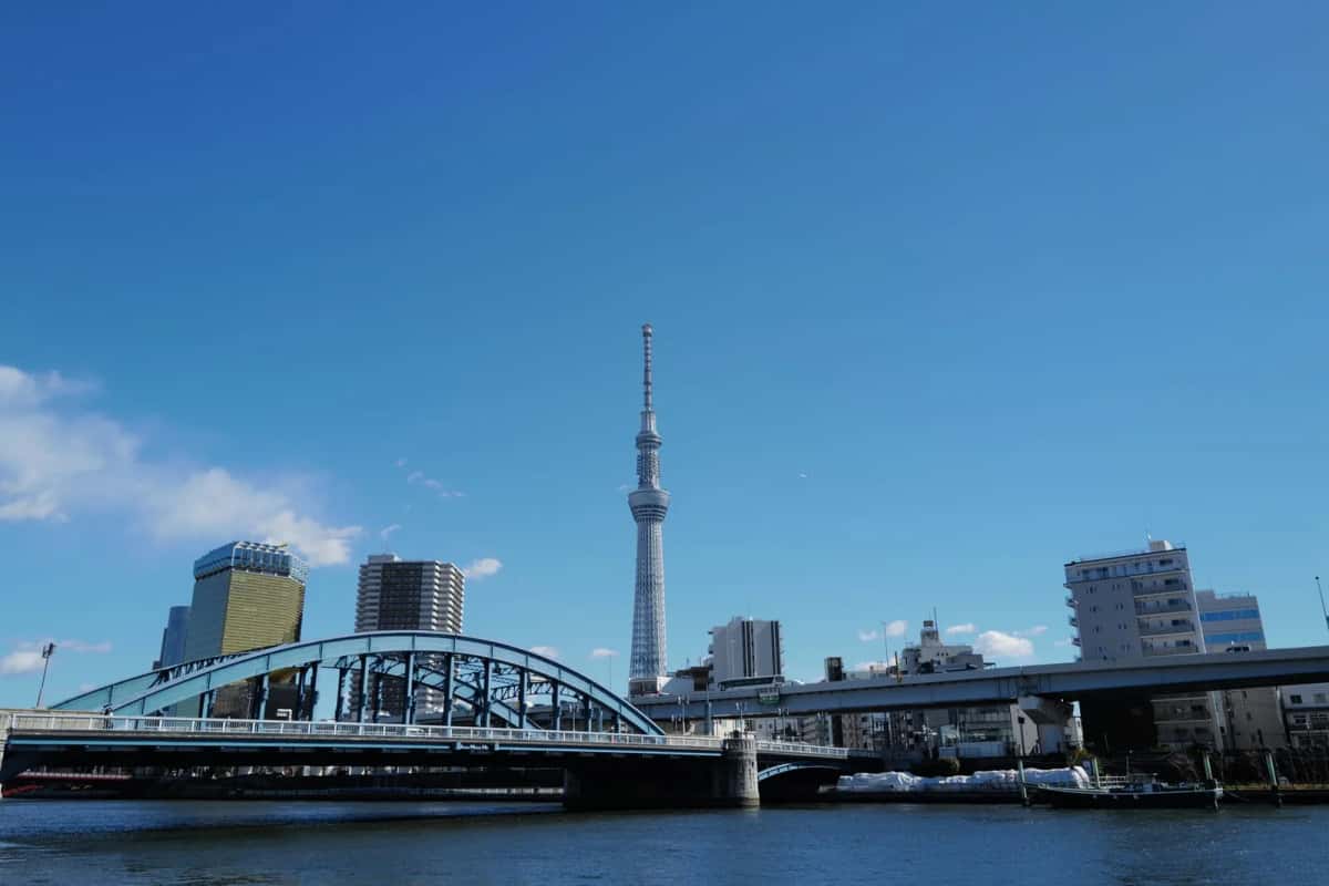 Le pont Azumabashi sur la Sumida à Asakusa, avec la Tokyo Skytree dans le ciel bleu