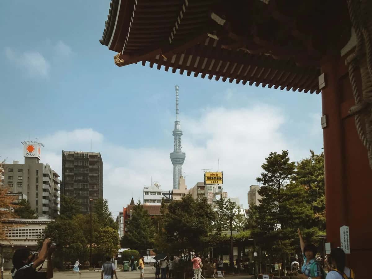 La Tokyo Skytree vue depuis la cour du temple Senso-ji à Asakusa, sous l'avant-toit d'un pavillon