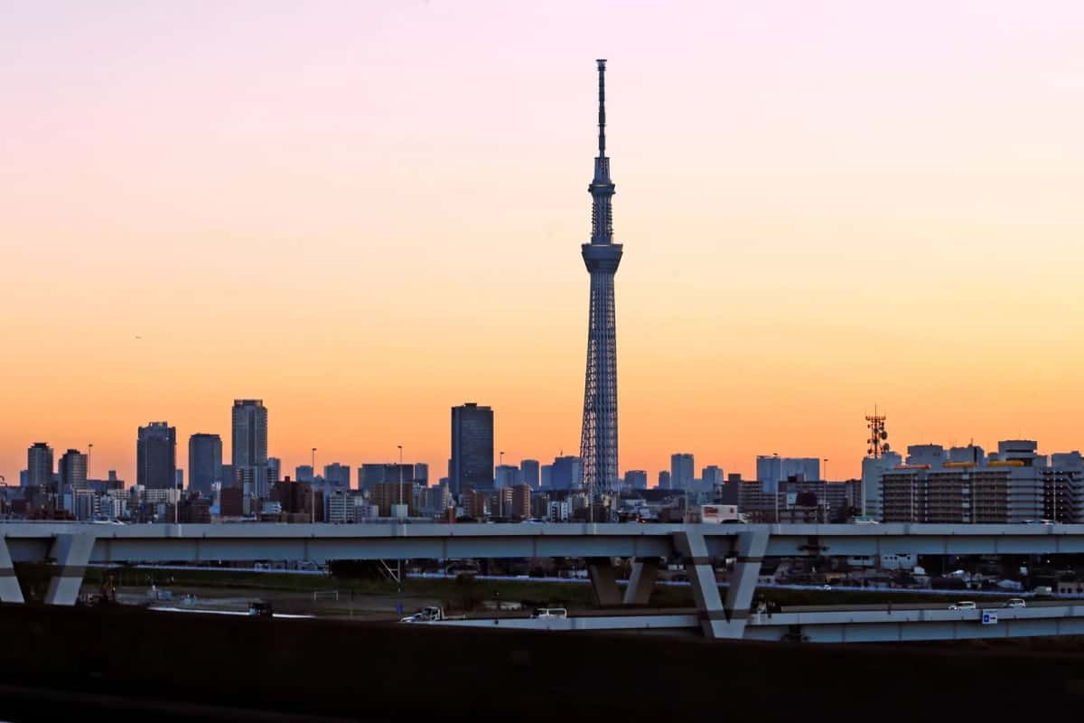 La Tokyo Skytree au-dessus de Sumida au coucher du soleil