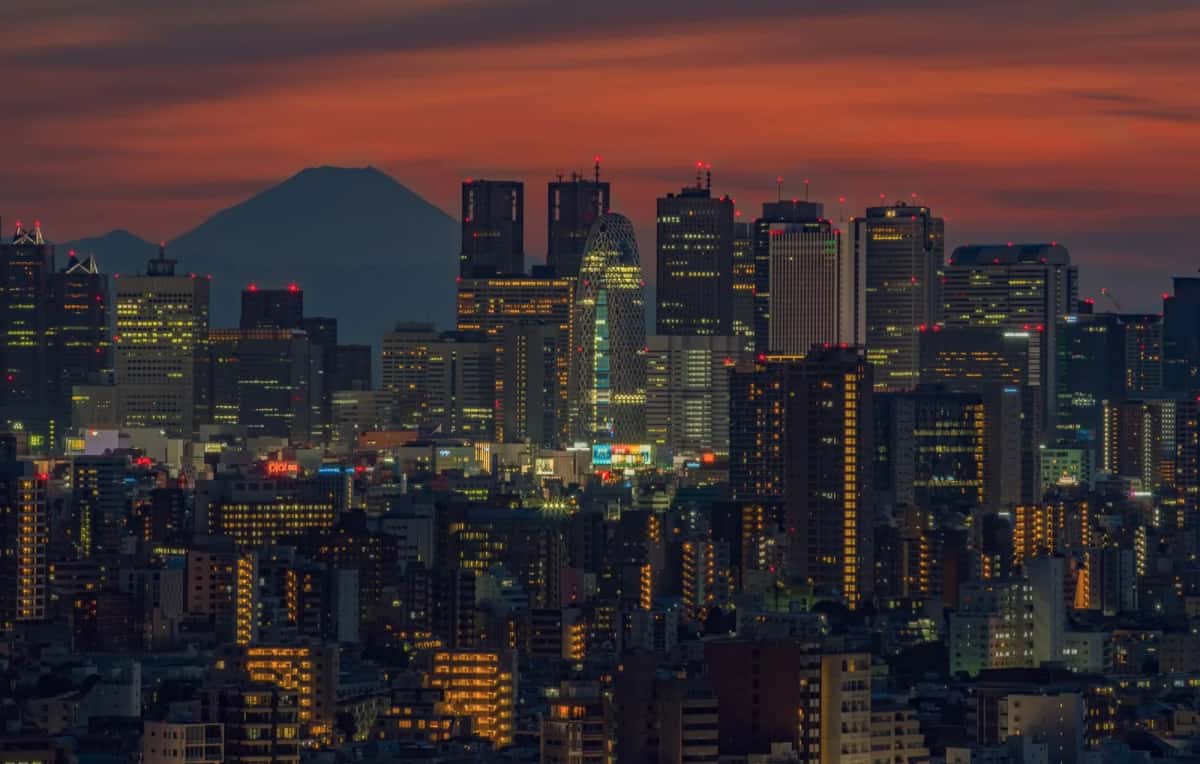 Le mont Fuji se détachant derrière les gratte-ciel de Shinjuku au crépuscule