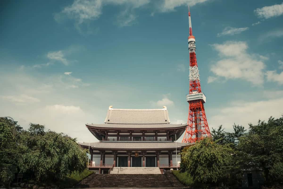 Le hall principal du temple Zojo-ji avec la Tokyo Tower derrière, à Minato