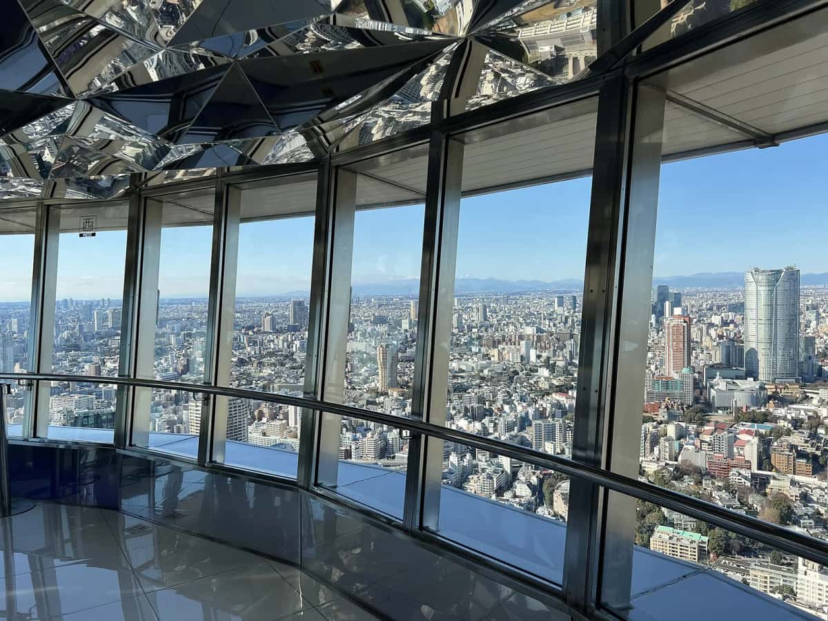 Intérieur du Top Deck de la Tokyo Tower : plafond en miroirs géométriques et baies vitrées sur Tokyo