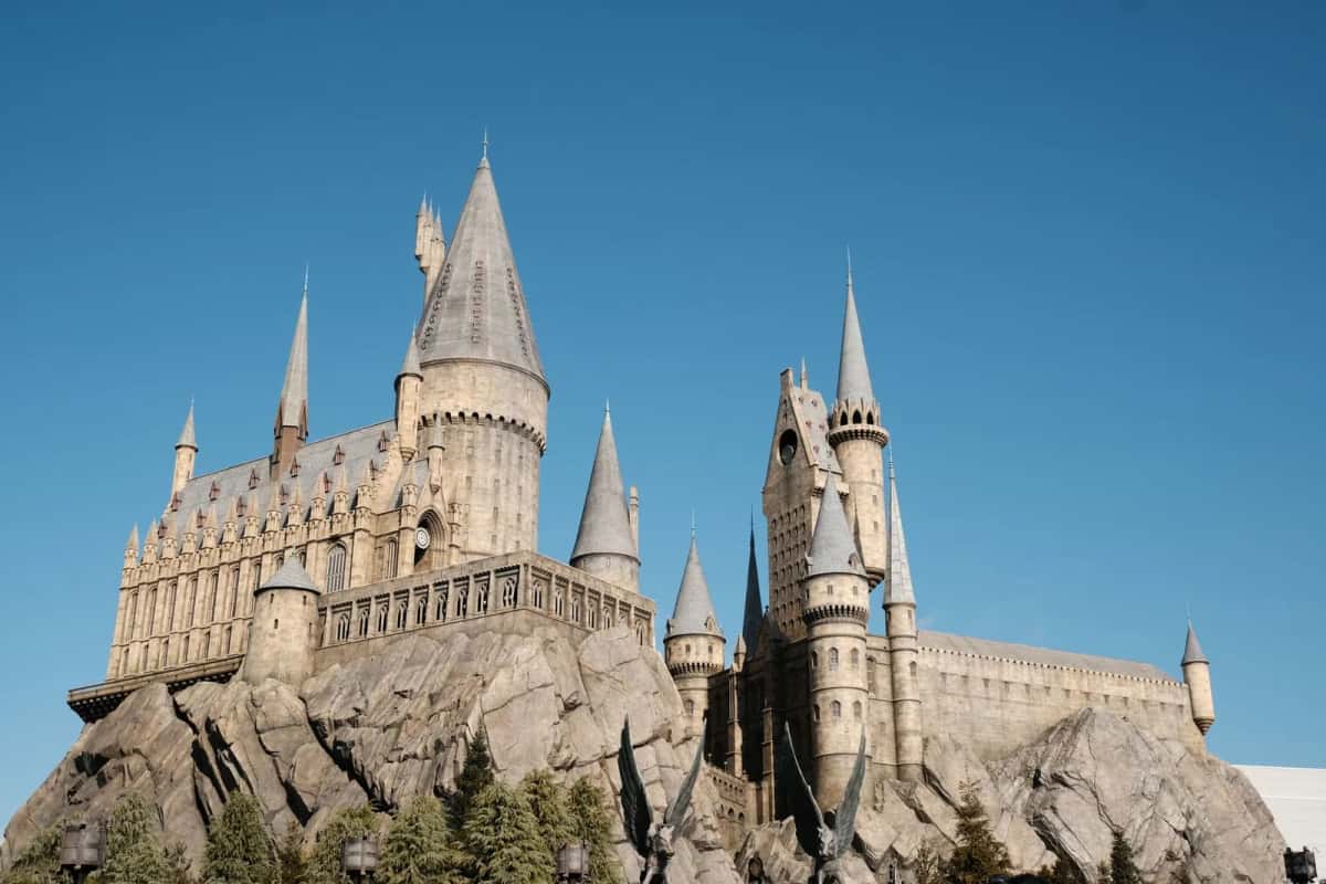 Le château de Poudlard du monde de Harry Potter à Universal Studios Japan, à Osaka, sous un ciel bleu