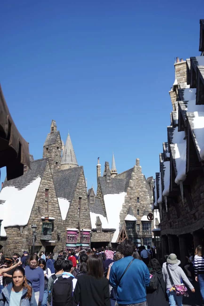 La foule dans la rue principale de Pré-au-Lard, aux toits enneigés, à Universal Studios Japan