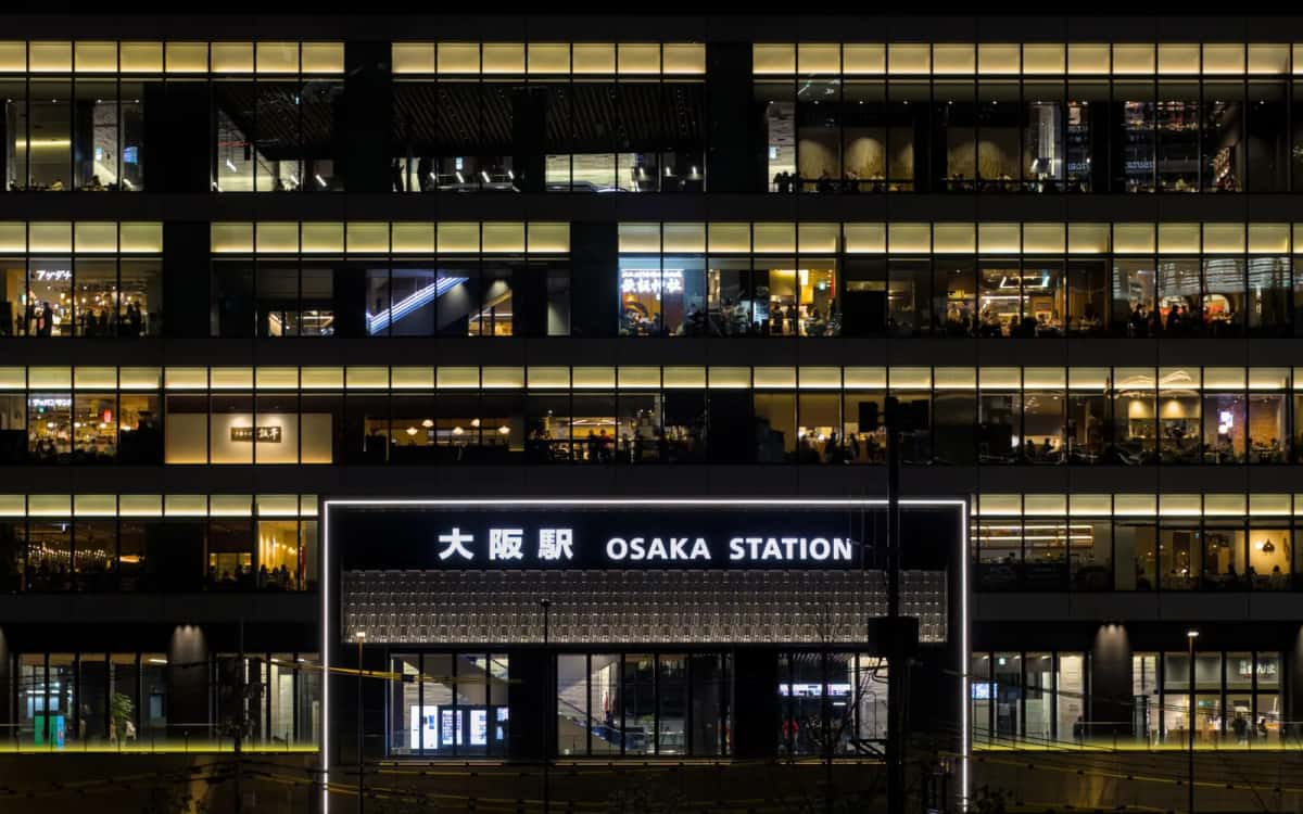 La façade illuminée de la gare d'Osaka la nuit, point de départ des trains JR vers Universal City