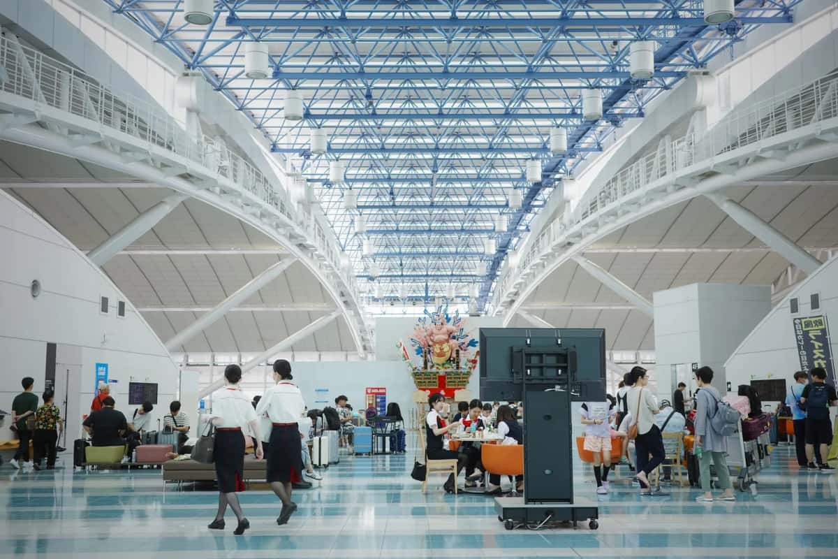 Hall de l'aéroport international de Fukuoka au Japon, avec un char de festival Hakata Gion Yamakasa