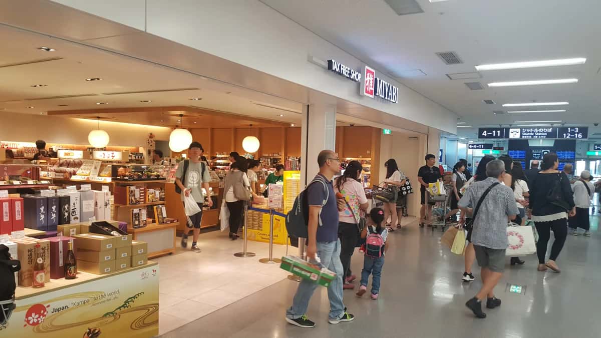 Boutique Tax Free Shop Miyabi et son panneau de détaxe à l'aéroport international du Kansai, à Osaka