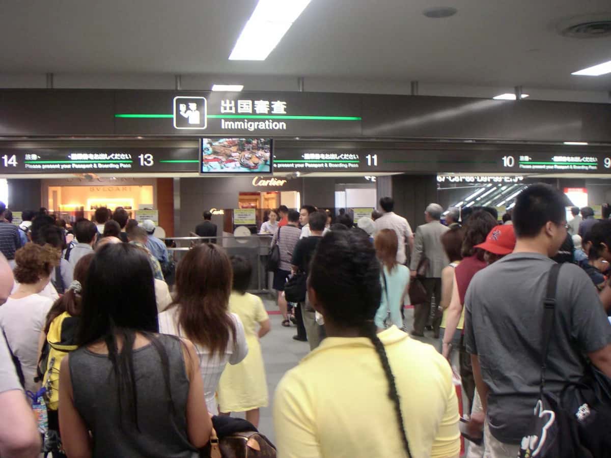 Panneaux Immigration en japonais et en anglais au-dessus du contrôle du terminal 2 de l'aéroport de Narita