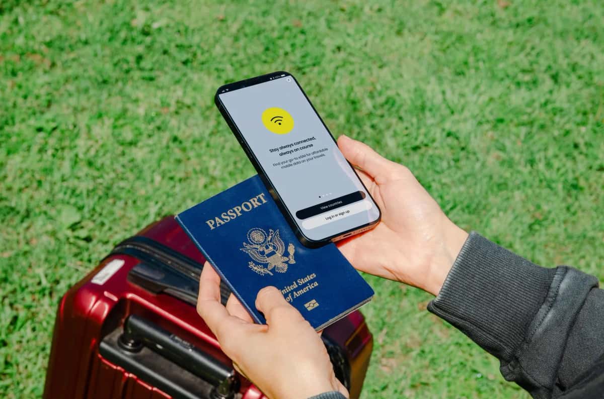 Voyageur tenant un passeport et vérifiant son enregistrement en ligne sur son smartphone