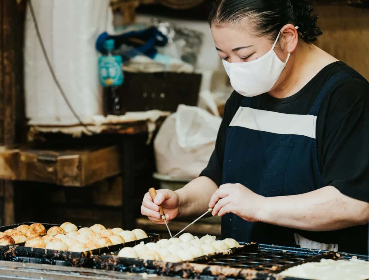 Street food osakienne : takoyaki et okonomiyaki