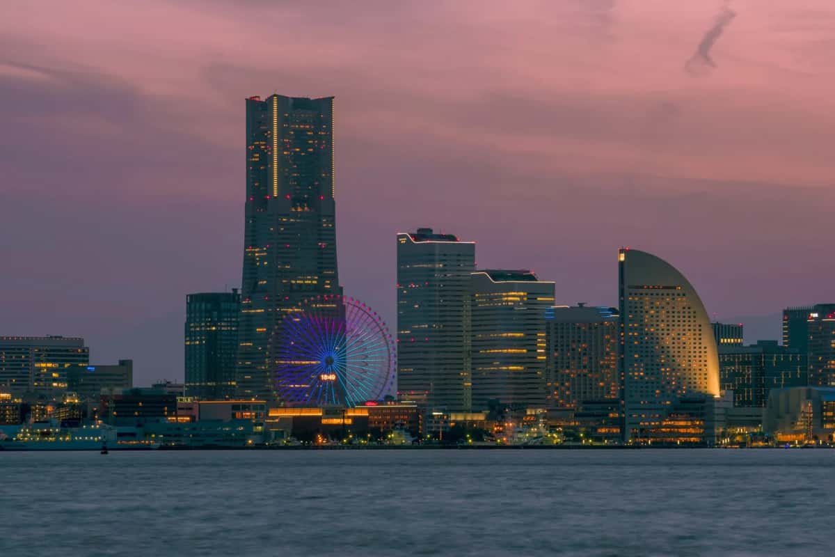 La skyline de Minato Mirai à Yokohama au crépuscule, avec la Landmark Tower et la grande roue